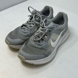 Women’s Nike run swift 2 gray preowned good condition!